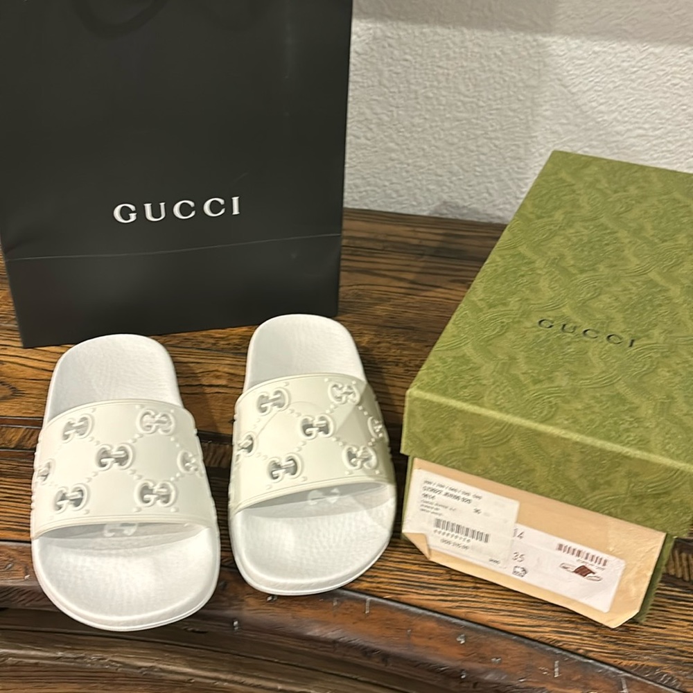 Gucci Slides Flip Flops size 5 or 35 European Never worn